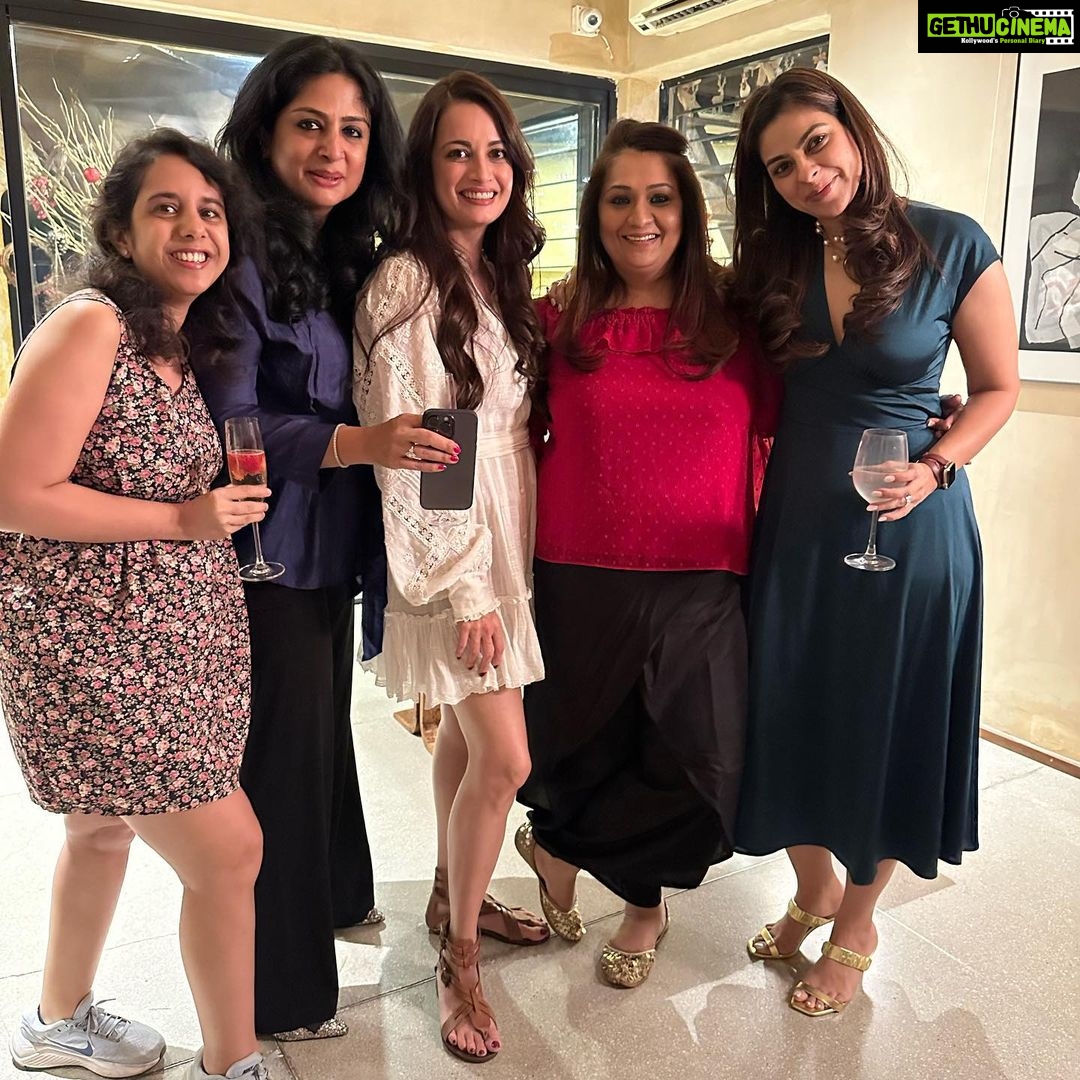 Dia Mirza Instagram - So grateful for all the Santaโs in our life ๐
๐พ๐คโค๏ธ๐ Merry Christmas everyone! With all our love from ours to yours. Wish you love, light and boundless joy! #SunsetKeDivane @vaibhav.rekhi Mumbai, Maharashtra