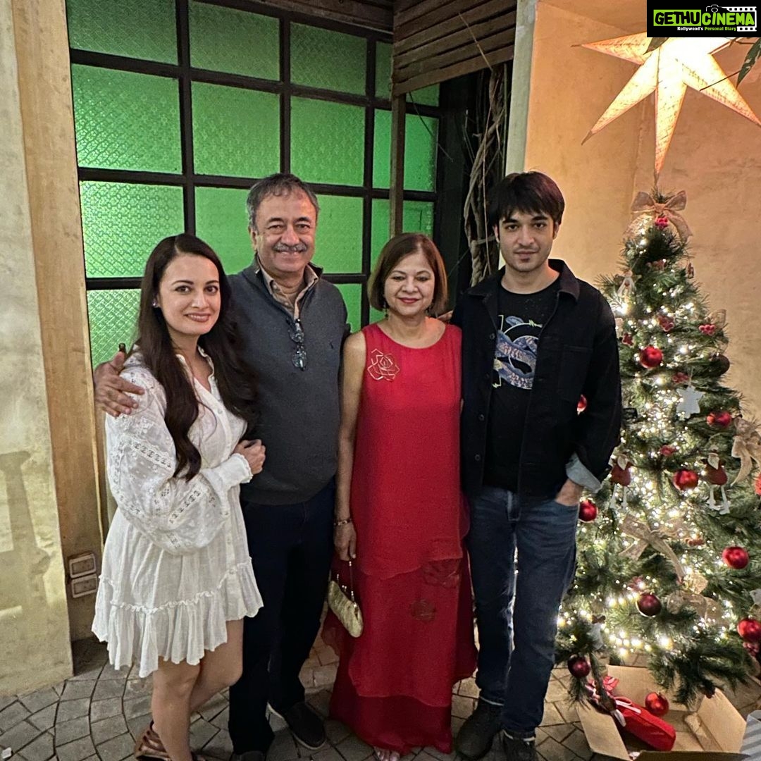 Dia Mirza Instagram - So grateful for all the Santaโs in our life ๐
๐พ๐คโค๏ธ๐ Merry Christmas everyone! With all our love from ours to yours. Wish you love, light and boundless joy! #SunsetKeDivane @vaibhav.rekhi Mumbai, Maharashtra
