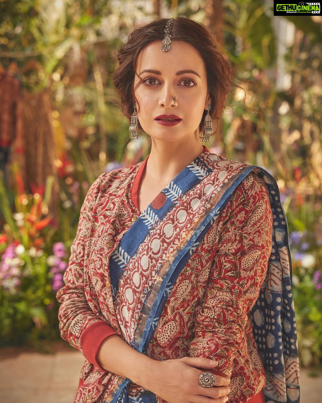 Dia Mirza Instagram - Havenβt been to work a single day in the last decade. Every work day has felt like a holiday π Making joy is easy when you are surrounding by good people driven by passion and purpose. New campaign for @taavi_ felt so good! #sustainableclothing #handcraftedinindia Shot by @rohanshrestha π―π€ Make up by @thevipulbhagat π Hair by @tejisinghofficial π¦ Styled by @theiatekchandaney π₯° Assisted by @ayushijain.18 Managed by @shruti8711 @exceedentertainment ππΌπ Available at @myntra and in stores ππ» India