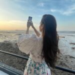 Dia Mirza Instagram - Monday mood ☀️💛🌻 #TakeMeBack @vaibhav.rekhi #SunsetKeDiVane Goa
