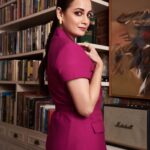 Dia Mirza Instagram - Boss vibes 🌸💖 Who said gentle can’t be strong? Who said kind is weak? Who said women can’t lead? We lead from our hearts. That is what makes a difference - A Proud Working Woman! I am glad companies are working towards inclusivity and ensuring they have a wider representation of women in their work force. It was a pleasure engaging with @hdfcbank on their #InclusivityDay 🦋 #TBT #TuesdayThoughts Outfit Courtesy - @khhouseofkhaddar Jewellery by @studioviange Styled by @theiatekchandaney MUH @shraddhamishra8 Photos by @dhruv_dixit_serenity #SDGs #Goal5 #GenderEquality #WomenAtWork #WorkingMamma Mumbai, Maharashtra