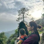 Dia Mirza Instagram – We spent the last few days in #Landour taking walks in the forest, listening to the stridulation of cicadas, watching birds, monkeys and learning about flora and fauna with @purisahib 😍🦋💙🕊️🌏 

The kids had such an amazing time!!! Nothing feels better than being in nature. #SummerHolidays done right ✅ Thank you @the_fern_cottage @purisahib and @piyukapoor for the magic 🌟

#SunsetKeDiVane @vaibhav.rekhi Landour, Mussoorie