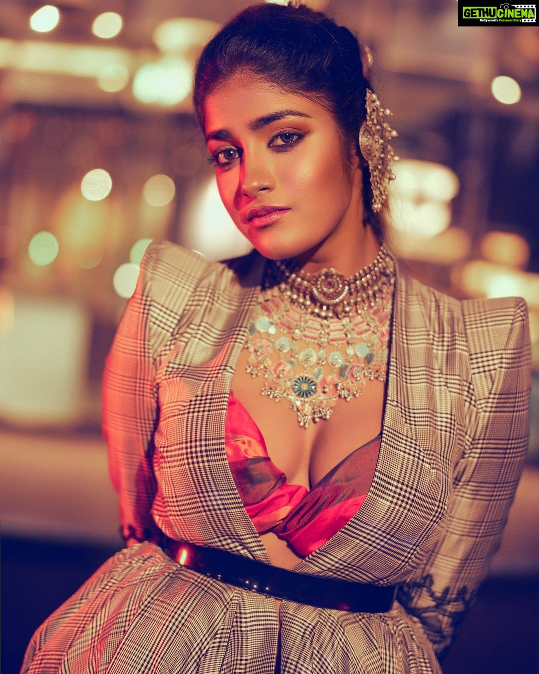 Dimple Hayathi Instagram - Actress @dimplehayathi Publisher, Editor-in-chief, makeup, styling & concept @itsmesangeethakailash @varaabyskmagzine Photography 📸 @sandeep.mv @_Sunburstt_ Designer : @sounaksenbarat @houseofthreestudio Venue @royalorchidbangalore Jewellery @amrapalijewels & @velvetboxby #dimplehayathi #Sunburstt #Sandeepmv #PortraitsbySMV #varaabyskmagzine #Khiladi #atarangire #houseofthreestudio #profoto #sonyalphain #betterwhenyoutether Hotel Royal Orchid, Bangalore