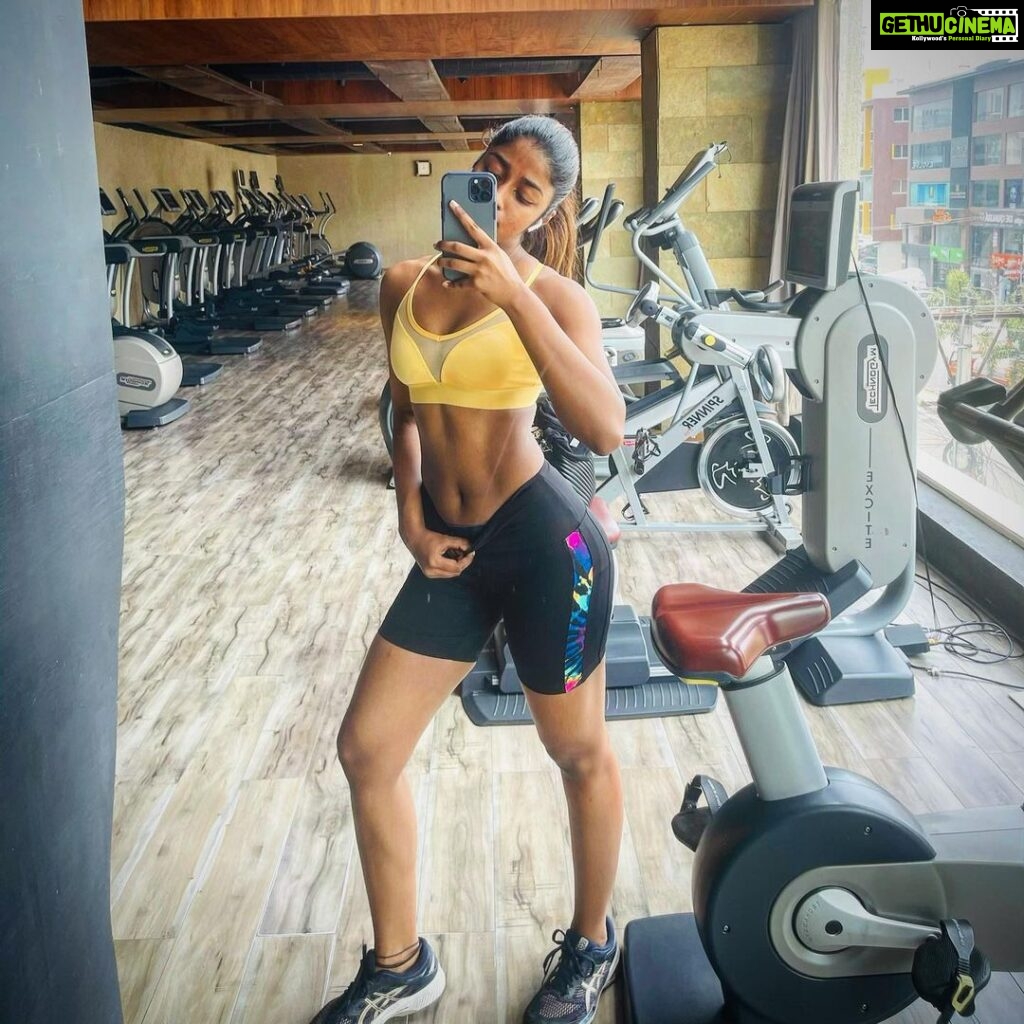 Dimple Hayathi Instagram - 🤟🤞 #dimplehayathi #fitness #motivation #onform