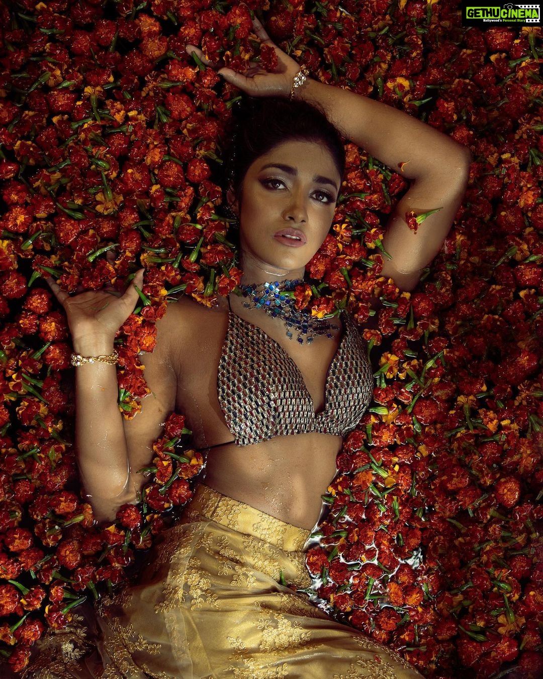 Dimple Hayathi Instagram - She wore flowers in her hair and carried magic secrets in her eyes . #dimplehayathi Shot by : @georgeavinash Hair n makeup : @makeupby_ayeshaali Styling : @naveedahme