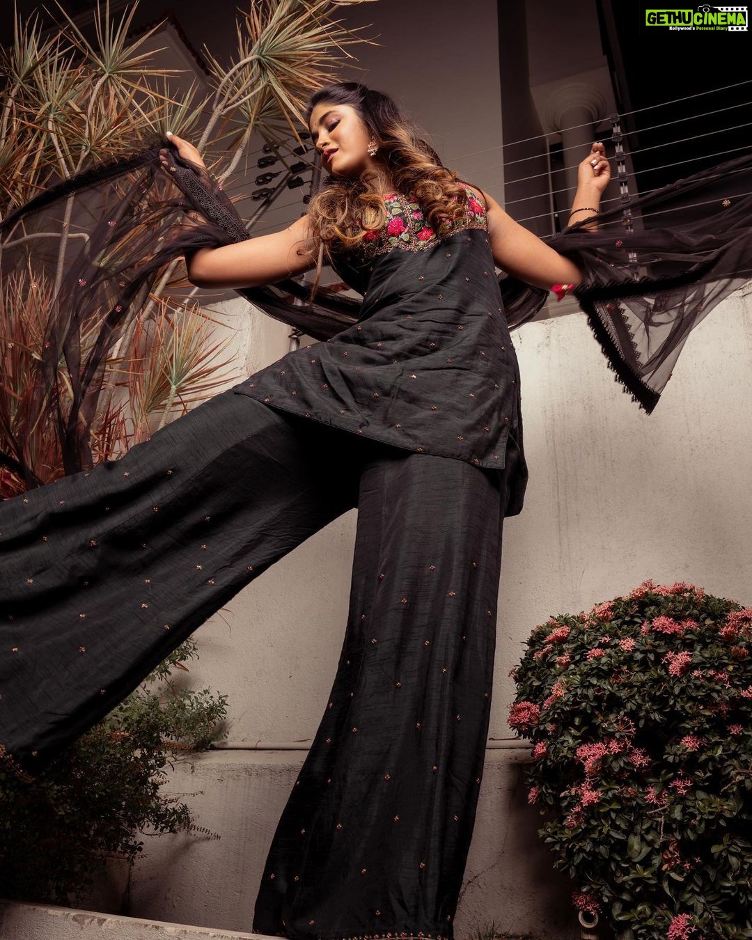 Dimple Hayathi Instagram - Can never pick just one! Outfit: @keerthikadireofficial Photography: @puchi.photography Makeup: @aruusmakeup Hair: @nagukasu . . . . . . . . #stylediaries #raamabaanam #peoplemediafactory #tollywood #styling #dimplehayathi #celebstyle