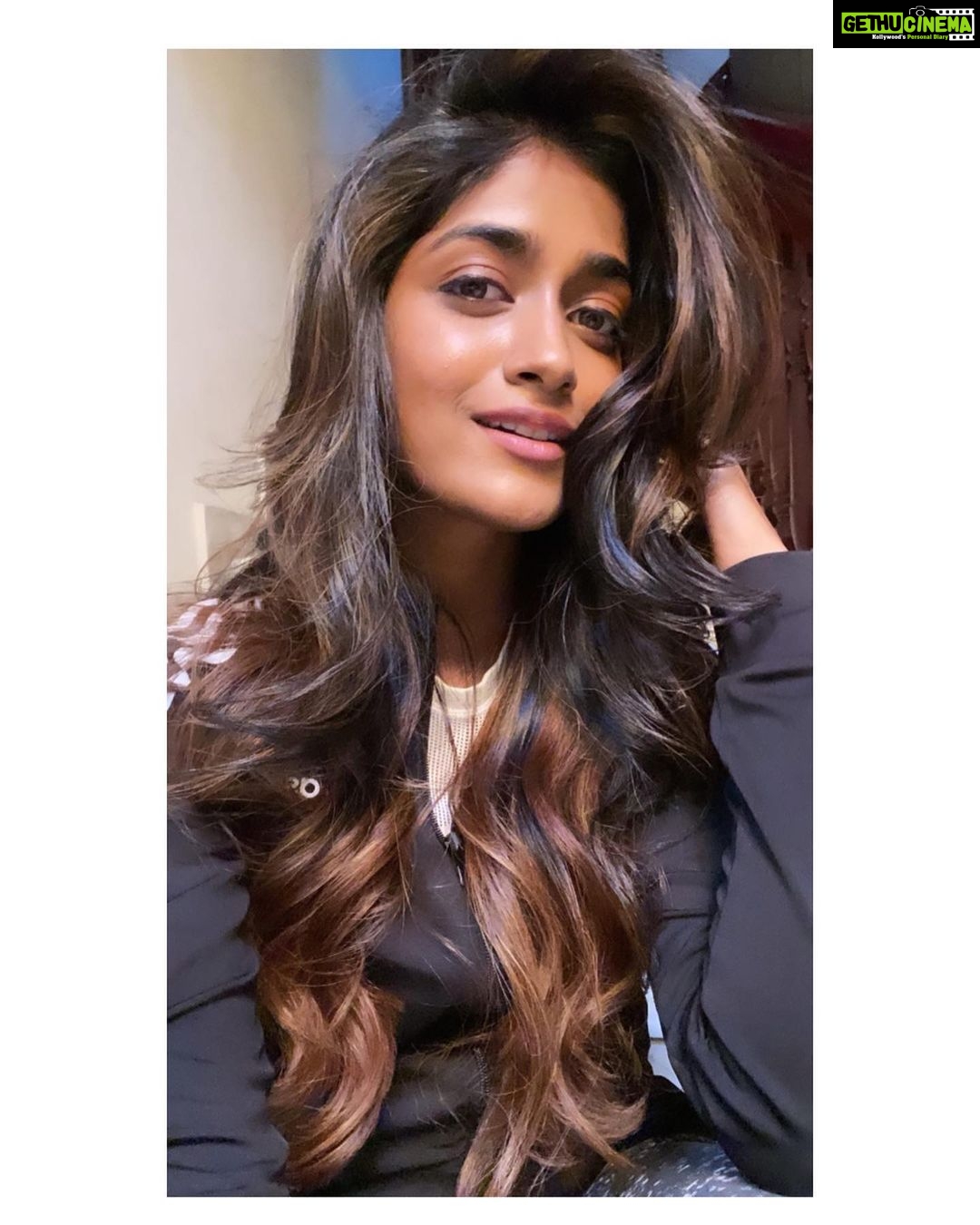 Dimple Hayathi Instagram - That happy me .. you guys are dream @dessangeindia . #dimplehayathi