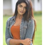 Dimple Hayathi Instagram - We keep saying things like ‘USKA RANG SAAF HAI’ as if the dark skin is dirty thing . The mindset is then propagated in our songs, stories,life’s and movies . Dusk has its own beauty. Tym between evening and night is dusky . How beautiful is it..! #dimplehayathi