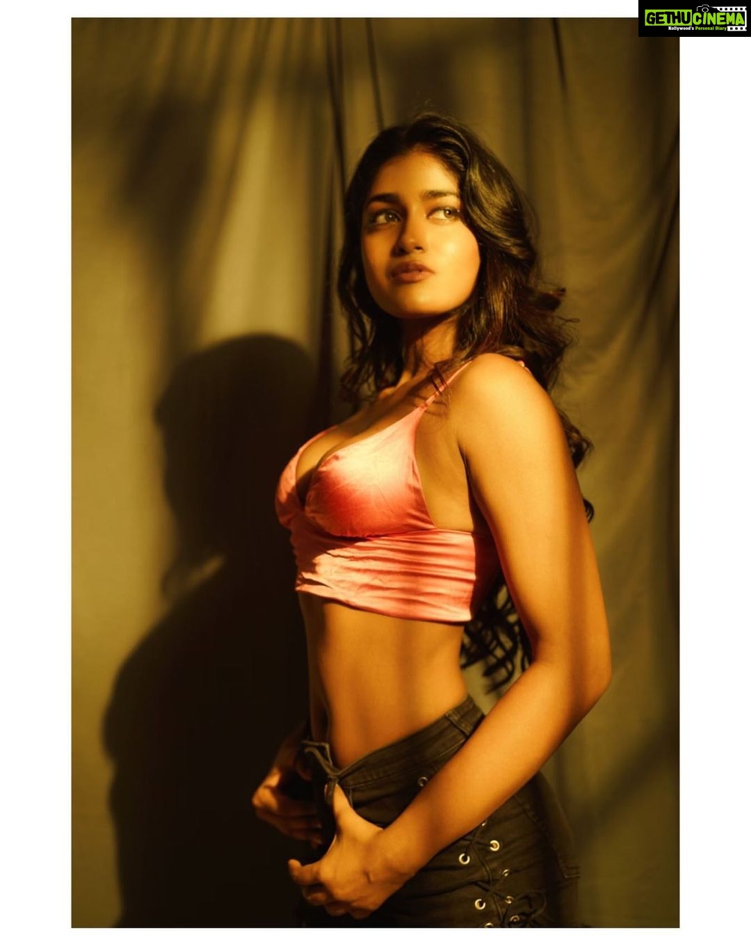 Dimple Hayathi Instagram - Jisne Dard chupana seekh liya, usne jeena seekh liya. #dimplehayathi