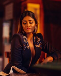 Dimple Hayathi Instagram - Actress @dimplehayathi Publisher, Editor-in-chief, makeup, styling & concept @itsmesangeethakailash @varaabyskmagzine Photography 📸 @sandeep.mv @_Sunburstt_ Designer : @sounaksenbarat @houseofthreestudio Venue @royalorchidbangalore Jewellery @amrapalijewels & @velvetboxby #dimplehayathi #Sunburstt #Sandeepmv #PortraitsbySMV #varaabyskmagzine #Khiladi #atarangire #houseofthreestudio #profoto #sonyalphain #betterwhenyoutether Hotel Royal Orchid, Bangalore
