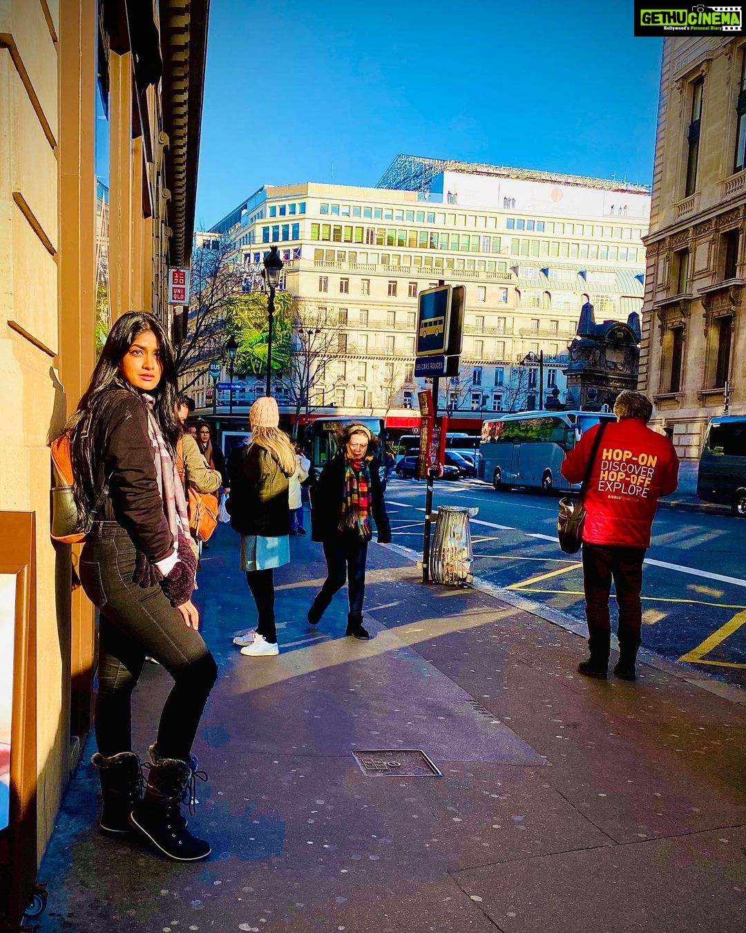 Dimple Hayathi Instagram - Swipe next to watch the epic reaction .. 😅 Opéra Garnier