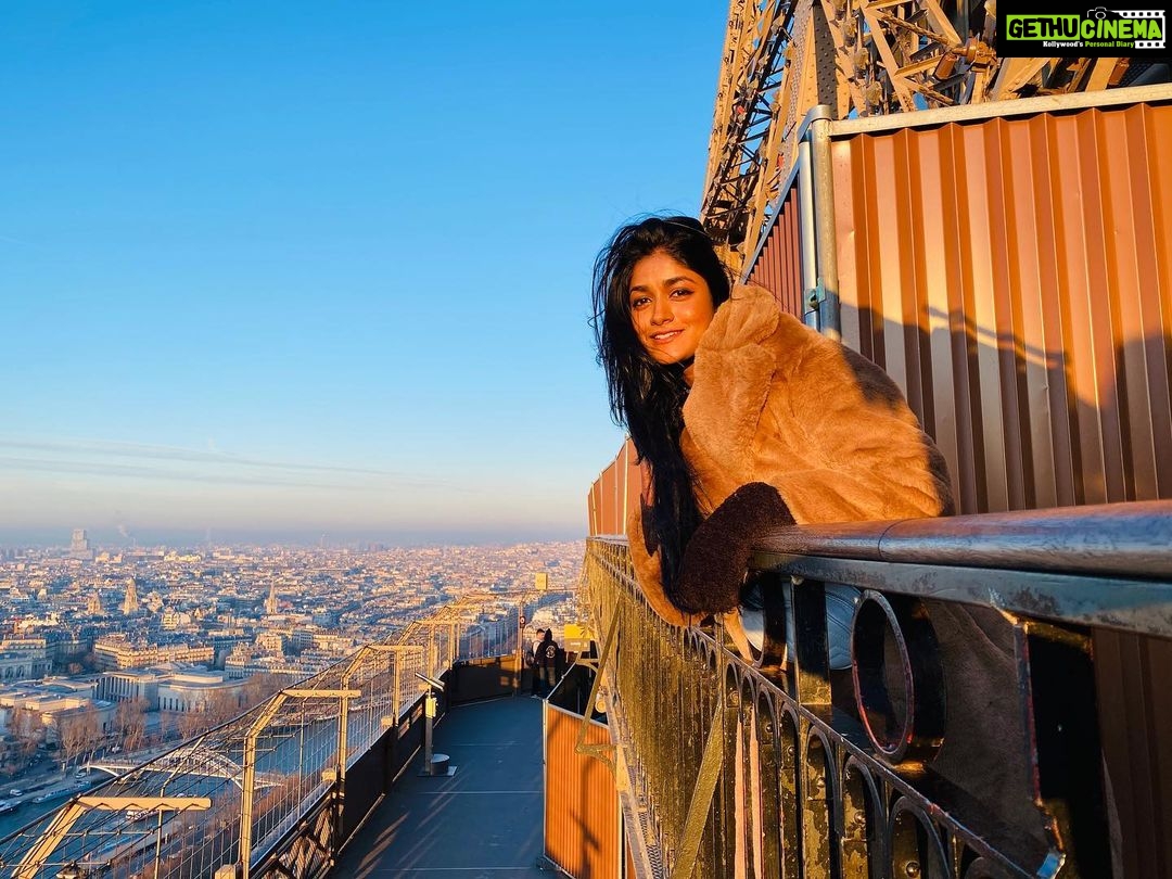 Dimple Hayathi Instagram - Giggling all the time .. 🙈🤷🏻♀️😅 #solotrip #vacation #paris #love #sunglow #dimplehayathi #selflove France, Paris