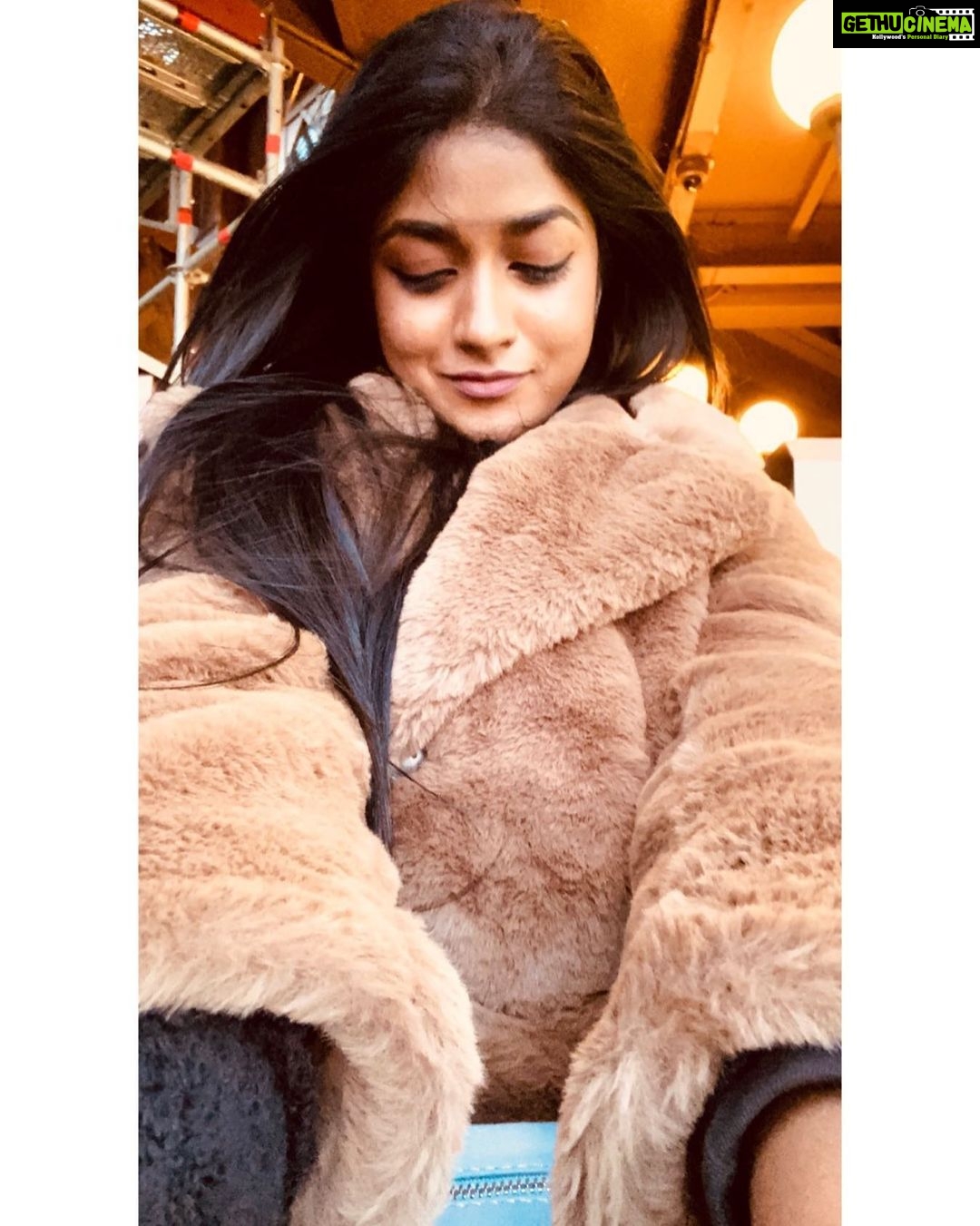 Dimple Hayathi Instagram - #letitbegin .. #parisphoto #dimplehayathi Eiffel Tower