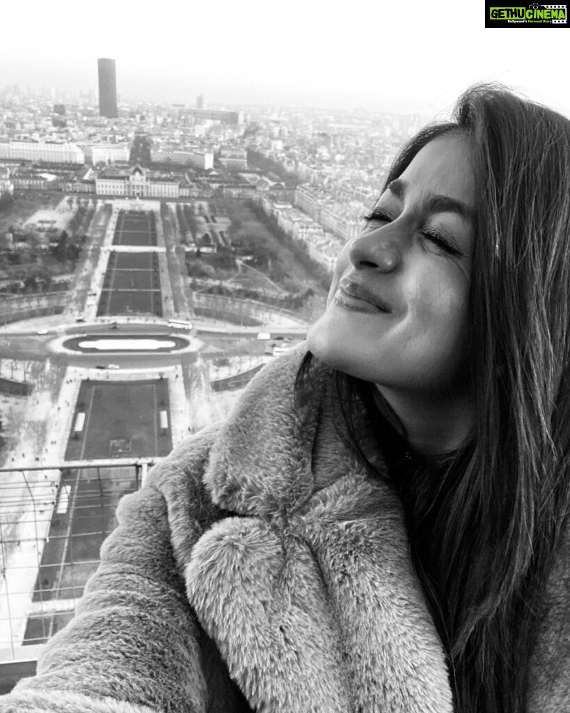 Dimple Hayathi Instagram - The happy me 🌻 #dimplehayathi Eiffel Tower