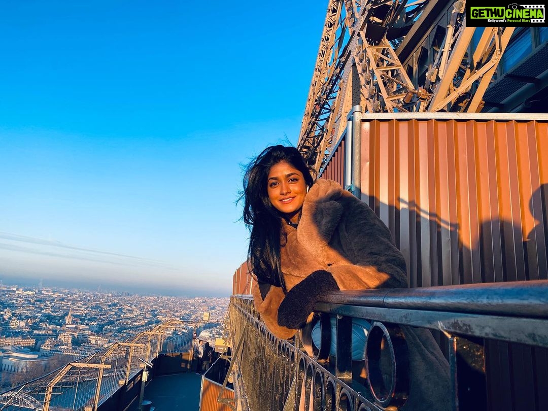 Dimple Hayathi Instagram - Giggling all the time .. 🙈🤷🏻♀️😅 #solotrip #vacation #paris #love #sunglow #dimplehayathi #selflove France, Paris