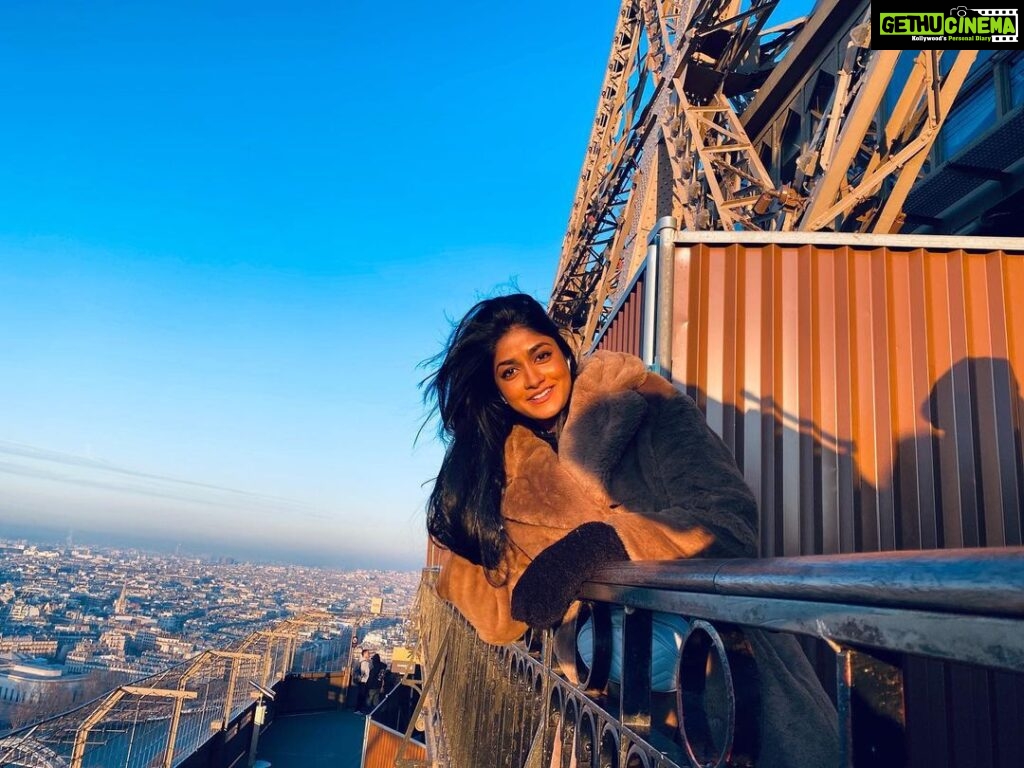 Dimple Hayathi Instagram - Giggling all the time .. 🙈🤷🏻‍♀️😅 #solotrip #vacation #paris #love #sunglow #dimplehayathi #selflove France, Paris