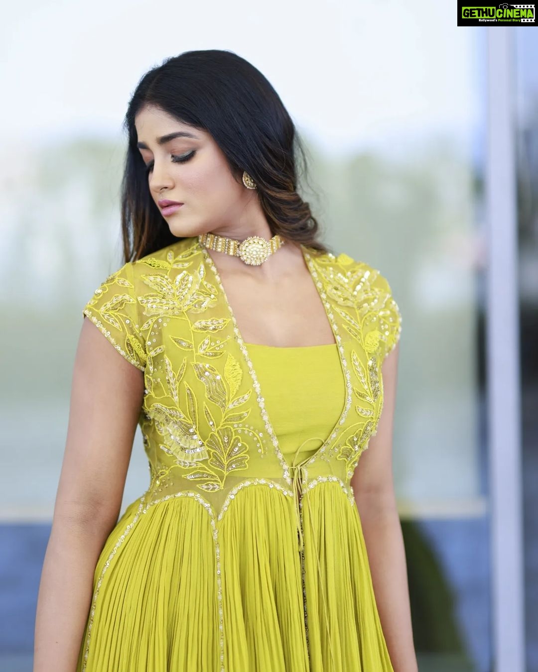 Dimple Hayathi Instagram - Green never looked so good! Our lovely @dimplehayathi turning heads and stealing hearts in this stunning green ensemble. 💚 #Ramabanam 🏹 Outfit: @piriindia Jewellery : @treasureboxoriginals Styling: @hersheyy05 Assisted by: @_vyshnavi_hk Makeup: @aruusmakeup
