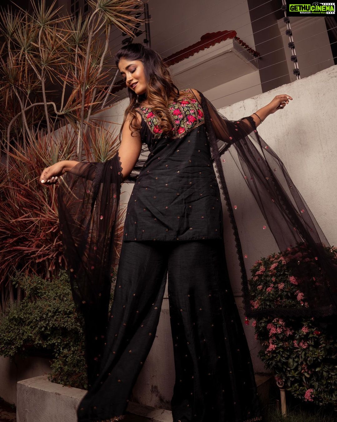Dimple Hayathi Instagram - Outfit: @keerthikadireofficial Photography: @puchi.photography Jewllery: @karnikajewelshyd Makeup: @aruusmakeup Hair: @nagukasu . . . . . . . . #stylediaries #raamabaanam #peoplemediafactory #tollywood #styling #dimplehayathi #celebstyle