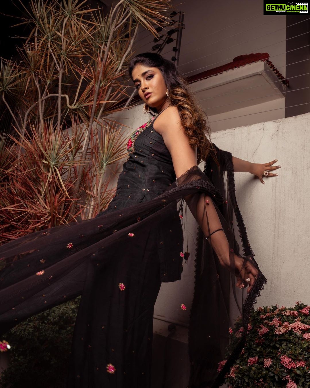 Dimple Hayathi Instagram - Can never pick just one! Outfit: @keerthikadireofficial Photography: @puchi.photography Makeup: @aruusmakeup Hair: @nagukasu . . . . . . . . #stylediaries #raamabaanam #peoplemediafactory #tollywood #styling #dimplehayathi #celebstyle