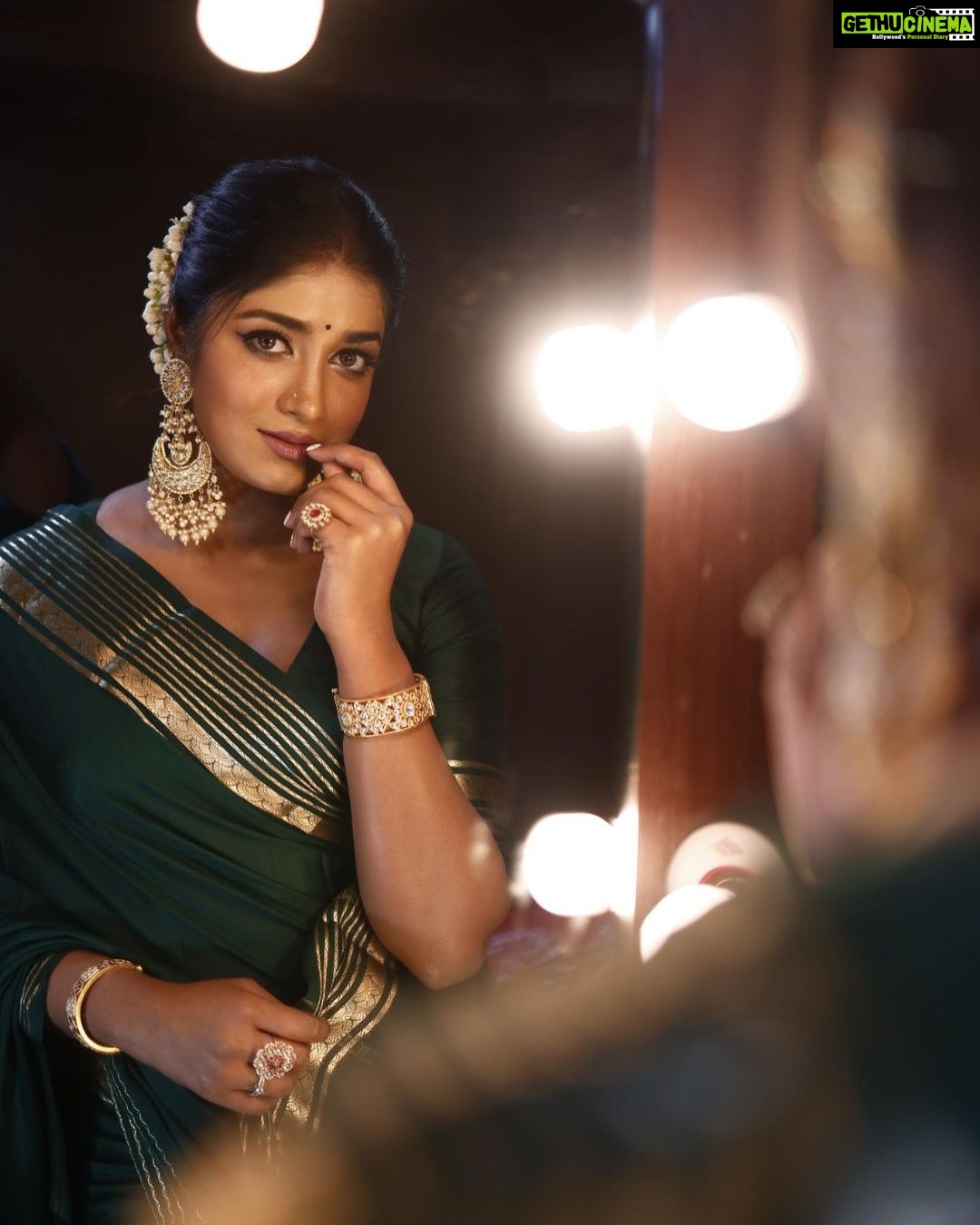 Dimple Hayathi Instagram - Green gold in a green world π Dreamy @dimplehayathi at the #Ramabanam Trailer Launch event. #RamabanamOnMay5 Stylist: @hersheyy05 Assisted by: @_vyshnavi_hk Makeup: @aruusmakeup Hairstylist: @nagukasu Jewelry: @petalsbyswathi And @treasureboxoriginals