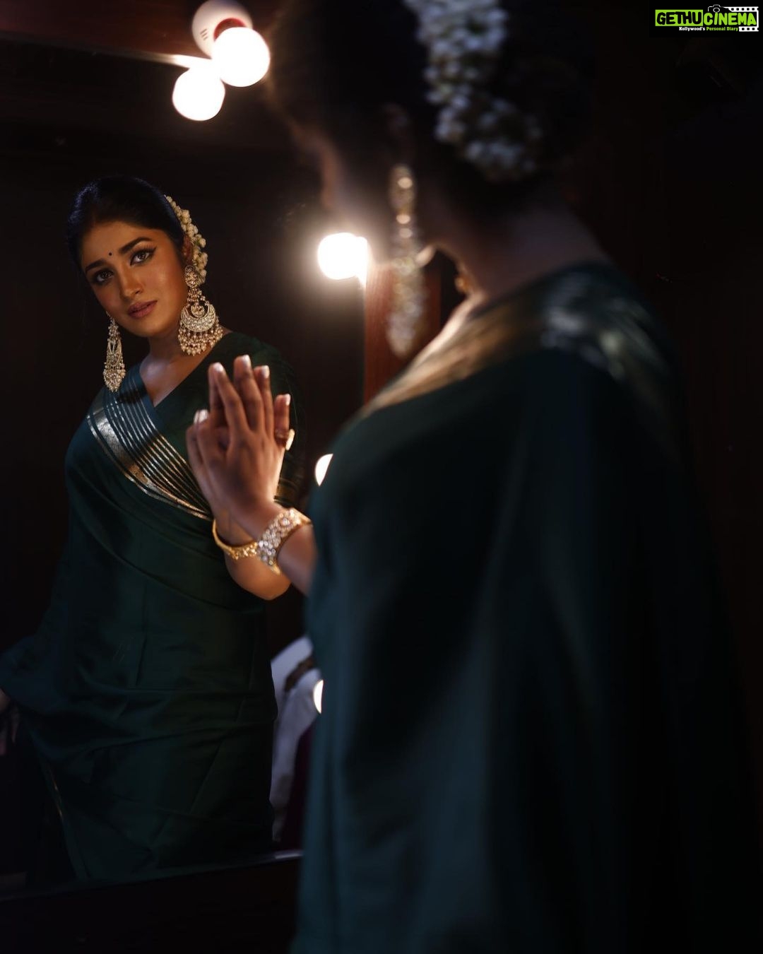 Dimple Hayathi Instagram - Green gold in a green world π Dreamy @dimplehayathi at the #Ramabanam Trailer Launch event. #RamabanamOnMay5 Stylist: @hersheyy05 Assisted by: @_vyshnavi_hk Makeup: @aruusmakeup Hairstylist: @nagukasu Jewelry: @petalsbyswathi And @treasureboxoriginals