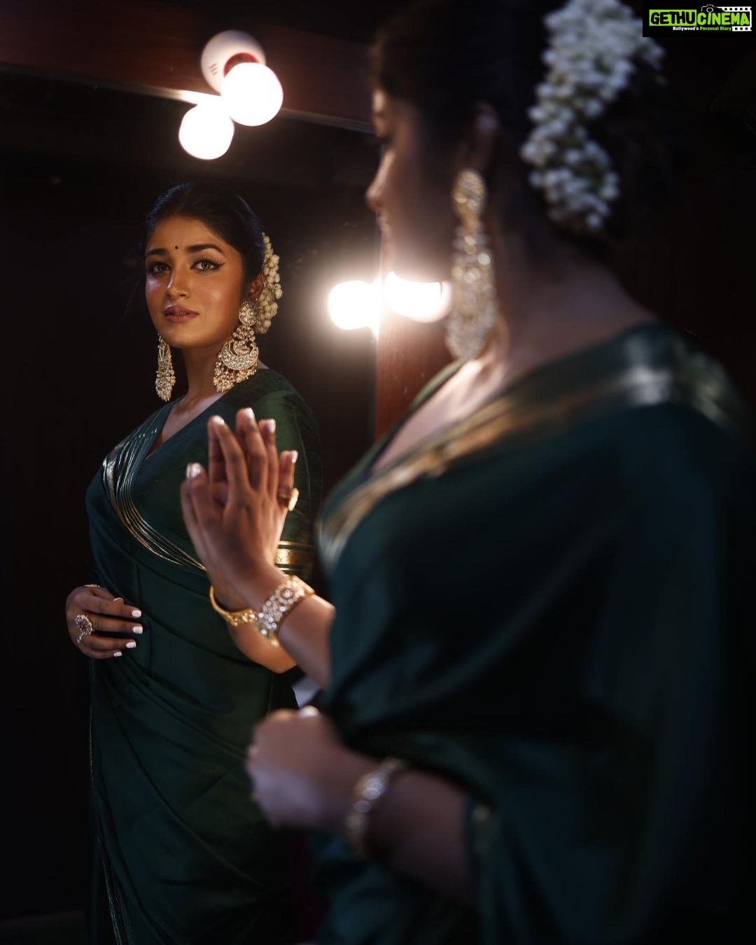 Dimple Hayathi Instagram - Green gold in a green world π Dreamy @dimplehayathi at the #Ramabanam Trailer Launch event. #RamabanamOnMay5 Stylist: @hersheyy05 Assisted by: @_vyshnavi_hk Makeup: @aruusmakeup Hairstylist: @nagukasu Jewelry: @petalsbyswathi And @treasureboxoriginals