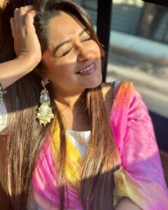 Dipika Kakar Instagram - Jab perfect light & perfect photographer dono saath ho 🥰 
.
.
guess kisne click ki 😜