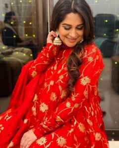 Dipika Kakar Instagram - When thers Love all around ❤️ … Eid Ki Shaam 🤲🏻❤️
.
.
outfit by @anusoru