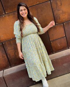 Dipika Kakar Instagram - When u are trying to pose but what u get is a perfect candid 😍
.
.
outfit by @polagoclothing @dinky_nirh