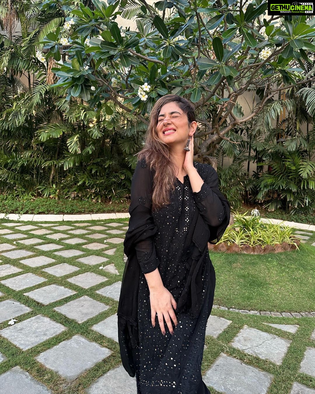 Disha Parmar Instagram - Yeh hawaayein zulfon mein meri..