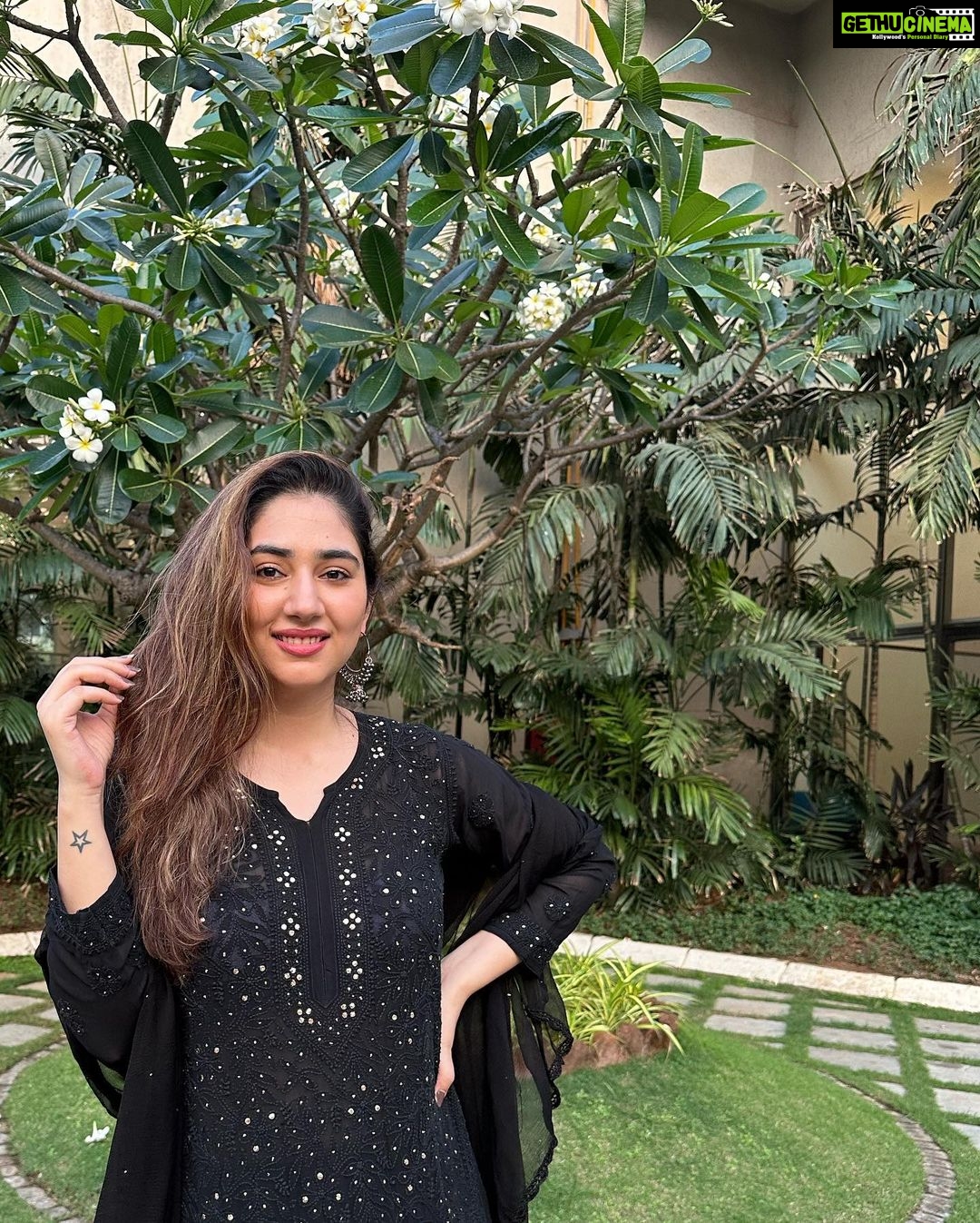 Disha Parmar Instagram - Yeh hawaayein zulfon mein meri..