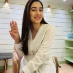 Disha Parmar Instagram - Are you as excited for the Season 3 of #badeachhelagtehain as i am?? 😍♥️ Tonight’s the Night ✨ 8PM only on @sonytvofficial