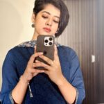 Ditipriya Roy Instagram - মনে ভাবনা তবু ঘিরে রয়েছে সদাই এত চাওয়া নিয়ে কোথা যাই ? 💭 . . . . . . . . . . . . . . #mirrorselfie #mondaymood #monday #ethnicwear #outfits #pixiecut #shorthair #mood #vibes #blue #posing #peace #smile #thoughts #soulsearching #instalike #instadaily #instafashion
