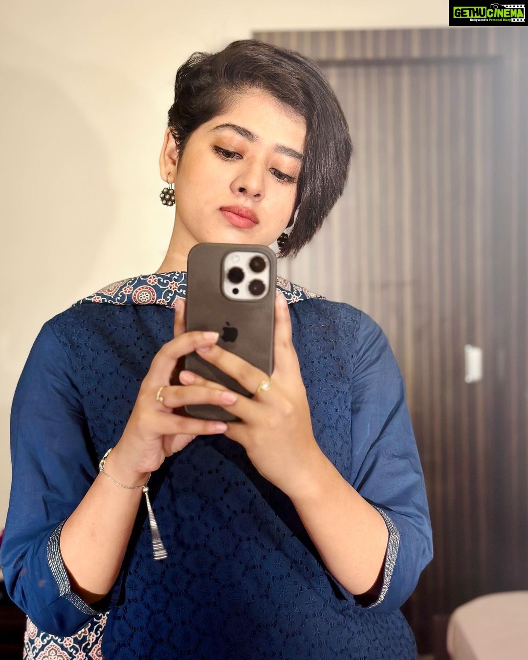Ditipriya Roy Instagram - মনে ভাবনা তবু ঘিরে রয়েছে সদাই এত চাওয়া নিয়ে কোথা যাই ? 💭 . . . . . . . . . . . . . . #mirrorselfie #mondaymood #monday #ethnicwear #outfits #pixiecut #shorthair #mood #vibes #blue #posing #peace #smile #thoughts #soulsearching #instalike #instadaily #instafashion