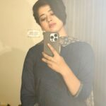 Ditipriya Roy Instagram - মনে ভাবনা তবু ঘিরে রয়েছে সদাই এত চাওয়া নিয়ে কোথা যাই ? 💭 . . . . . . . . . . . . . . #mirrorselfie #mondaymood #monday #ethnicwear #outfits #pixiecut #shorthair #mood #vibes #blue #posing #peace #smile #thoughts #soulsearching #instalike #instadaily #instafashion