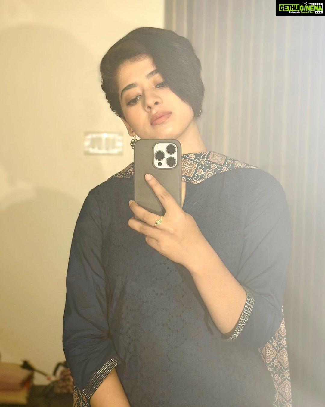 Ditipriya Roy Instagram - মনে ভাবনা তবু ঘিরে রয়েছে সদাই এত চাওয়া নিয়ে কোথা যাই ? 💭 . . . . . . . . . . . . . . #mirrorselfie #mondaymood #monday #ethnicwear #outfits #pixiecut #shorthair #mood #vibes #blue #posing #peace #smile #thoughts #soulsearching #instalike #instadaily #instafashion