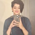 Ditipriya Roy Instagram - মনে ভাবনা তবু ঘিরে রয়েছে সদাই এত চাওয়া নিয়ে কোথা যাই ? 💭 . . . . . . . . . . . . . . #mirrorselfie #mondaymood #monday #ethnicwear #outfits #pixiecut #shorthair #mood #vibes #blue #posing #peace #smile #thoughts #soulsearching #instalike #instadaily #instafashion