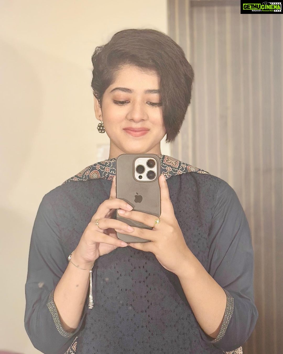Ditipriya Roy Instagram - মনে ভাবনা তবু ঘিরে রয়েছে সদাই এত চাওয়া নিয়ে কোথা যাই ? 💭 . . . . . . . . . . . . . . #mirrorselfie #mondaymood #monday #ethnicwear #outfits #pixiecut #shorthair #mood #vibes #blue #posing #peace #smile #thoughts #soulsearching #instalike #instadaily #instafashion