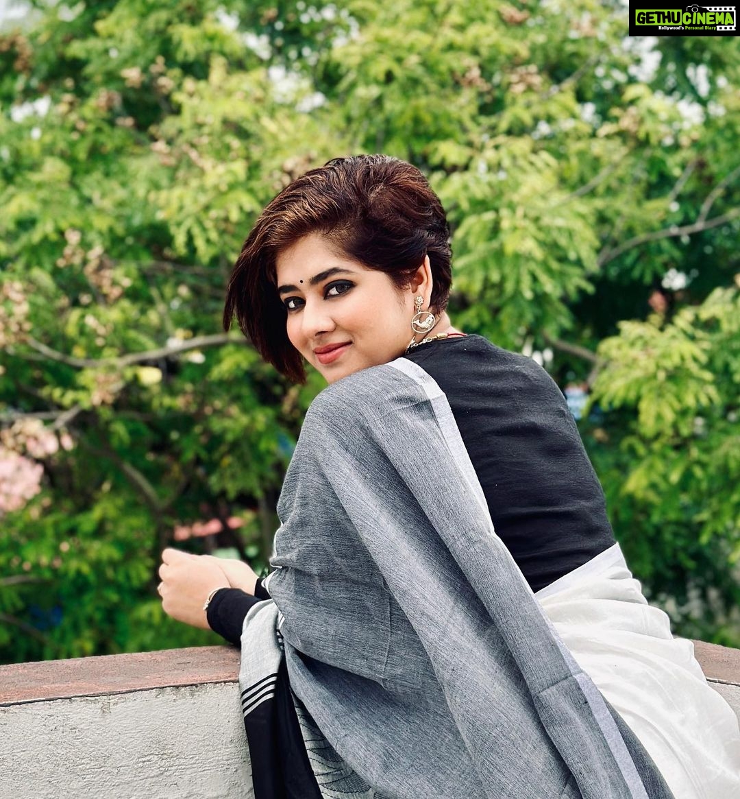 Ditipriya Roy Instagram - আনন্দে বিষাদে মেশা ,সেই নয়নের নেশা তুমি তো জান না তাহা, আমি তাহা জানি। . . . . . . . . . #sunday #nature #morning #thoughts #eyes #ethnicwear #traditional #bengali #lookbook #shorthair #mood #weather #summer #posing #candid #instafashion #instadaily #instalike