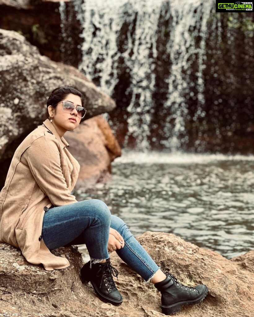 Ditipriya Roy Instagram - Nature is a sublime storyteller in every setting…… 🍃🍁🏔️🌸 . . . . . . . . . . #nature #naturelover #mountain #april #serenity #mood #shades #weather #colour #retro #peace #soulsearching #mondays #mondaymood #photography #pose #instalike #instadaily #insta