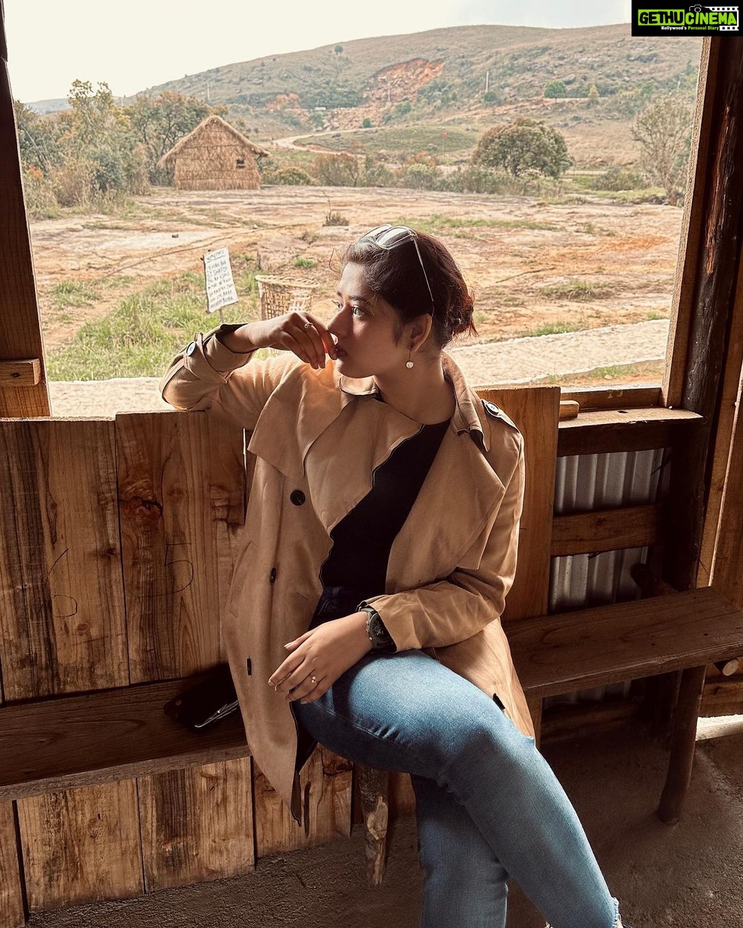 Ditipriya Roy Instagram - Nature is a sublime storyteller in every setting…… 🍃🍁🏔️🌸 . . . . . . . . . . #nature #naturelover #mountain #april #serenity #mood #shades #weather #colour #retro #peace #soulsearching #mondays #mondaymood #photography #pose #instalike #instadaily #insta