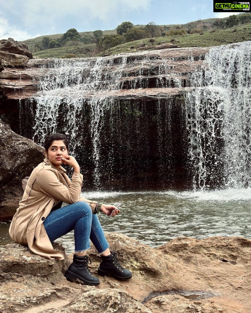Ditipriya Roy Instagram - Nature is a sublime storyteller in every setting…… 🍃🍁🏔️🌸 . . . . . . . . . . #nature #naturelover #mountain #april #serenity #mood #shades #weather #colour #retro #peace #soulsearching #mondays #mondaymood #photography #pose #instalike #instadaily #insta