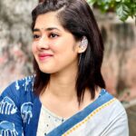Ditipriya Roy Instagram - এরা সুখের লাগি চাহে প্রেম, প্রেম মেলে না, শুধু সুখ চলে যায়। এমনি মায়ার ছলনা……. . . . . . . . . 📷 মা ♥️ . শাড়ি @rangga4911 @aditiroyz . . . . #thursday #thursdaymotivation #saree #bengali #lookbook #posing #justlikethat #ethnic #silver #shorthair #mood #positivity #love #life #insta #instalike #instafashion #instadaily