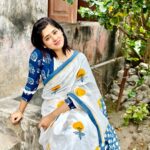 Ditipriya Roy Instagram - এরা সুখের লাগি চাহে প্রেম, প্রেম মেলে না, শুধু সুখ চলে যায়। এমনি মায়ার ছলনা……. . . . . . . . . 📷 মা ♥️ . শাড়ি @rangga4911 @aditiroyz . . . . #thursday #thursdaymotivation #saree #bengali #lookbook #posing #justlikethat #ethnic #silver #shorthair #mood #positivity #love #life #insta #instalike #instafashion #instadaily