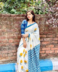 Ditipriya Roy Instagram - এরা সুখের লাগি চাহে প্রেম, প্রেম মেলে না, শুধু সুখ চলে যায়। এমনি মায়ার ছলনা……. . . . . . . . . 📷 মা ♥️ . শাড়ি @rangga4911 @aditiroyz . . . . #thursday #thursdaymotivation #saree #bengali #lookbook #posing #justlikethat #ethnic #silver #shorthair #mood #positivity #love #life #insta #instalike #instafashion #instadaily