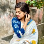 Ditipriya Roy Instagram - এরা সুখের লাগি চাহে প্রেম, প্রেম মেলে না, শুধু সুখ চলে যায়। এমনি মায়ার ছলনা……. . . . . . . . . 📷 মা ♥️ . শাড়ি @rangga4911 @aditiroyz . . . . #thursday #thursdaymotivation #saree #bengali #lookbook #posing #justlikethat #ethnic #silver #shorthair #mood #positivity #love #life #insta #instalike #instafashion #instadaily