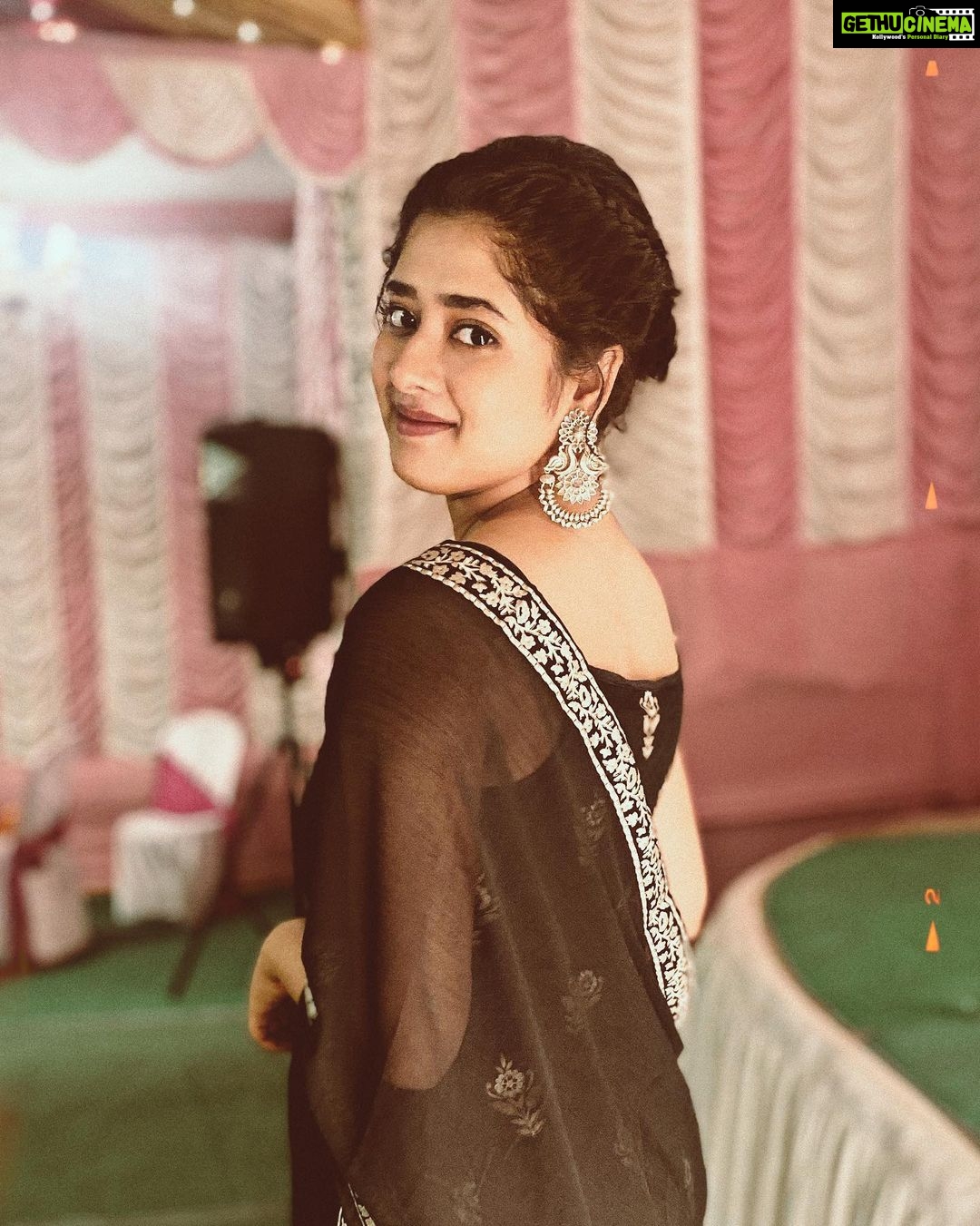 Ditipriya Roy Instagram - ॥ বিয়েবাড়ী ॥🍁🌸♥️ . . . . . . . . . #wedding #bengaliwedding #ethnicwear #fashion #jewellery #mood #black #bun #messyhair #happysoul #positivevibes #love #instafashion #instamood #instagood