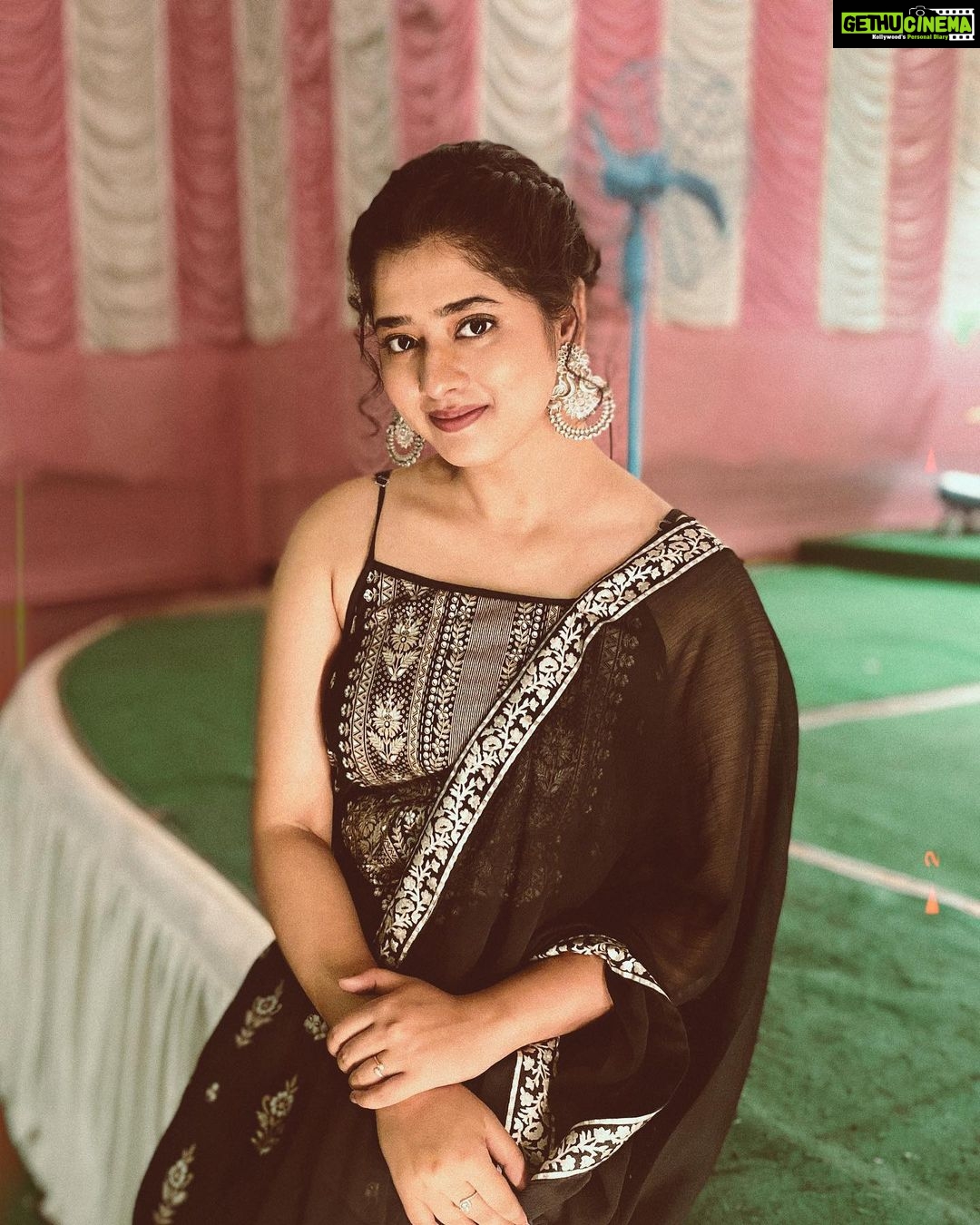 Ditipriya Roy Instagram - ॥ বিয়েবাড়ী ॥🍁🌸♥️ . . . . . . . . . #wedding #bengaliwedding #ethnicwear #fashion #jewellery #mood #black #bun #messyhair #happysoul #positivevibes #love #instafashion #instamood #instagood