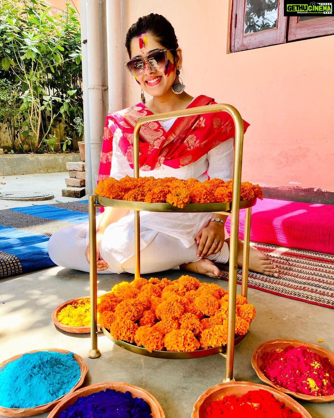 Ditipriya Roy Instagram - রঙিন হোক প্রতিদিন 🍁🌸♥️ . . . . . . . . . 📷 @_soumism 😘 . . . . #festivalofcolours #family #friends #colours #splash #mood #spring #love #life #positivevibes #happiness #ethnicwear #fashion #instalike #instamood #insta