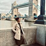 Ditipriya Roy Instagram - Soon when winter ends the fire might come to an end and you will always remember that winter even in the light of summer……♥️🍁 . . . . . . . . . . . . #sunday #sundayvibes #throwback #towerbridge #london #londondiaries #thames #posing #filming #winter #cold #coffee #positivevibes #peaceofmind #instagram #instadaily #instadaily London, United Kingdom